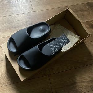 Yeezy Slide “onyx”